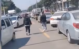 救护车行驶受阻！两名女孩一路小跑指挥周围车辆为救护车让出道路
