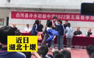男生上台领奖狂炫战绩，奖牌挂满脖子引人瞩目：这是来批发奖牌？