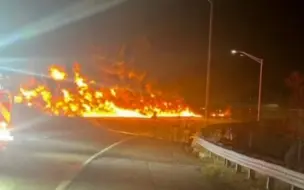 美国马里兰州一油罐车在高速公路上倾覆后起火