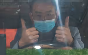 几日不能洗漱，干嚼泡面......疫情下的新鲜蔬菜是“他们”这样运来的