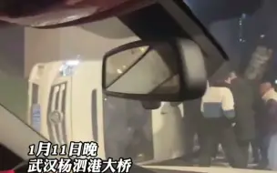 武汉发生一起车祸，一辆箱型车侧翻压倒行人，路过的群众纷纷上前帮忙