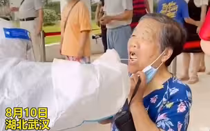 不知所措！老人做核酸时假牙被戳掉 随后和医护人员相视一笑！