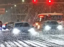 北京深夜发布暴雪蓝色预警，地面积雪厚厚一层，建议民众错峰出行