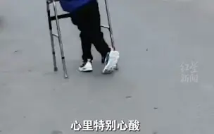 13岁脑瘫少年坚持独自去上学，妈妈不忍偷偷跟在身后。