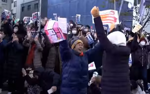 韩国民众观看总统弹劾案直播：人群屏息等待结果 随后爆发欢呼声