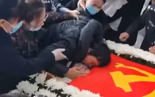 陕西35岁民警因公牺牲，送别现场妻子含泪献上最后一吻！