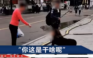 “这样好看吗？”女子在济南街头跪地直播，把路过大姐气坏了