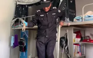 老鼠溜进女生宿舍 保安大叔徒手将其“抓获” 围观同学发出阵阵惊呼