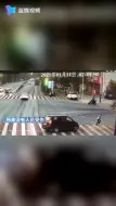 面包车抢黄灯失控180度大漂移，民警迅速反应躲过一劫