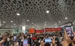 祖国永远是你最强大的依靠！民众机场高喊：孟晚舟欢迎回家