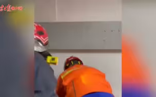 现场｜12岁男孩被困洗衣机滚筒，消防员叔叔破拆解救