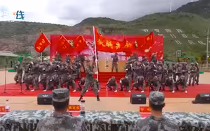 歌声嘹亮！解放军战士驻训场拉歌  “豪迈”的指挥小哥亮了