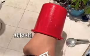 弟弟洗澡被卡桶里向哥哥求救，哥哥却第一时间找出手机记录！