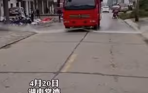 村民路边摆摊工作人员劝阻无效被洒水车驱赶 ，附近商户称路边摆摊太危险，容易发生车祸！
