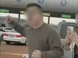 被奔驰车主砸车女子回应加塞事件疑反转：我的视频才是最有力的证据