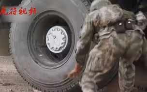 没有千斤顶，如何徒手给5吨重军卡换轮胎？兵哥哥手把手教学