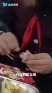 暖心！五年级哥哥每天给一年级妹妹剥蛋吃：等妹妹吃完他才走