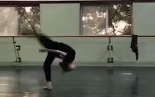 女生一系列高难度舞蹈动作，令众人目瞪口呆！