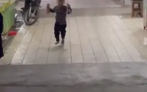小朋友兴奋地帮妈妈打酱油，一边跑一边裤子掉，结局......