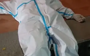 18岁女孩自告奋勇当志愿者，高温下忙碌一天，累倒在地上短暂休息，路人哽咽感动