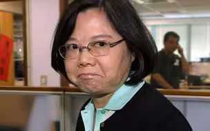 蔡英文博士论文被疑造假 国民党亮毕业证喊话：你的嘞？