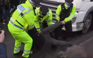 英法开放边境却不提供场地进行核检 愤怒卡车司机与警方大打出手