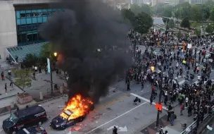 美国骚乱升级！黑人孕妇遭警方枪杀，议员和民众共同放火表示抗议