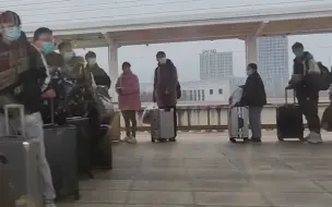 大学生返校候车自觉排队，现场队伍很长，但秩序井然。网友：简直是把素质刻进了DNA