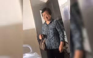 儿子被货车追尾住院瞒着家人  妈妈到医院去探望进门瞬间就哽咽