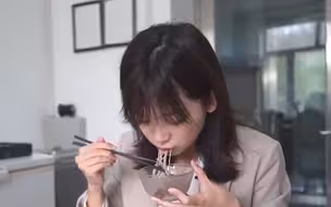 冰冰带你吃“木耳面条” “灵芝巧克力”