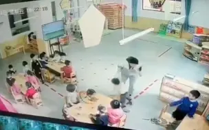西安一男童被幼师拖摔后缝8针，公共视频拍下暴力一幕！教育局通报