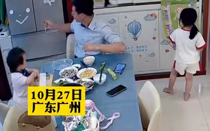 爸爸同时照顾俩女儿，乱中有序没有顾此失彼，两只手用出了三头六臂的感觉