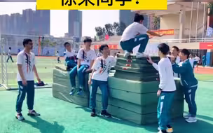 初三男生在体育课上展示出色的弹跳能力，惊呆同学！