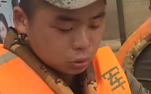受伤小战士说解放军不能怕疼