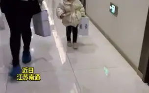 二胎妈妈生产完，4岁女儿提礼盒看望：仿佛看到住养老院女儿瞧我