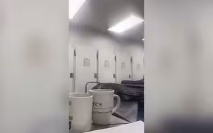 英国殡仪馆工作人员假扮尸体吓唬同事被停职