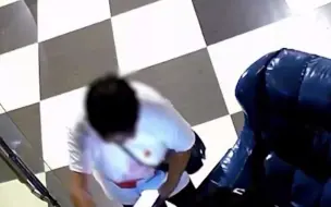老奶奶几乎每天到一家网吧上网，一坐就是几小时，背后原因太心酸！