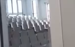 学生因疫情上网课 高校老师面对空无一人的教室 仍用板书PPT热情授课