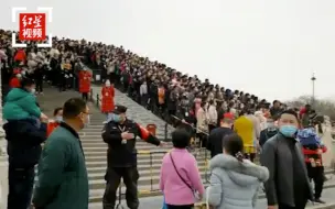 上万游客挤满清明上河园石桥 游客：清明游清明上河园很应景