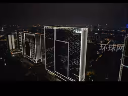 “俄罗斯方块”大厦被点亮，奇特大楼成广州新地标