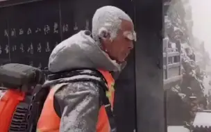 网友拍下环卫大爷一早上班全身结满冰霜的一幕感动无数人：平凡且伟大！
