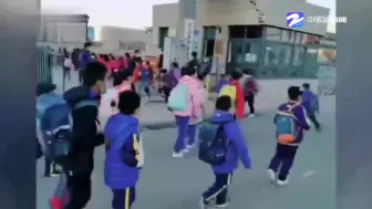 善意守护！小学校门口高年级大哥哥发现学弟骨折 二话不说拎包护送