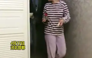 爸爸喝酒回来没吃饱，两个女儿煮面端进屋爸爸反应亮了：人生巅峰