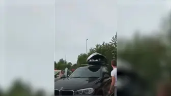 英国游客自驾游时车顶竟发现非法移民 司机尖叫怒骂现场画面曝光