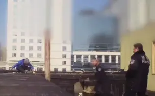 “我给你放60年代老歌吧！”男子想跳楼，民警却在一旁放起歌