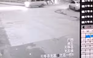 广西#一小车离奇撞断护栏冲入河中 监控记录事故瞬间