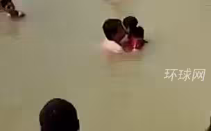 印度夫妻在“圣河”接吻惹众怒，男方被围观者拽走围殴