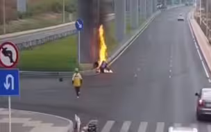 外卖骑手失控撞向路边电动车爆燃 路过同行奋不顾身冲入火海救人