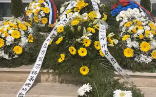 中国驻塞尔维亚使馆举行凭吊仪式，悼念在北约轰炸中牺牲的烈士