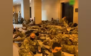 美国超千名国民警卫队士兵聚集在国会大厦的地板上睡觉 现场拥挤